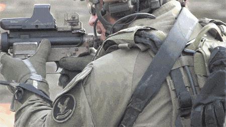 游戏里打完主*器武***弹子**切换副*器武**,战场上能不能这么干?