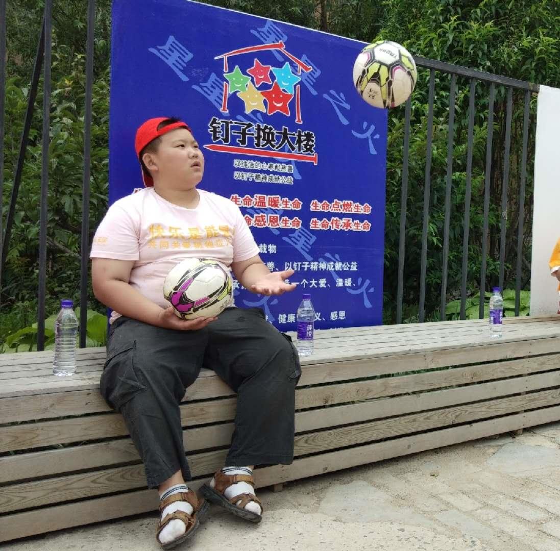 用足球的快乐点亮温暖的世界-辽宁中可带领星星的孩子感受世界杯