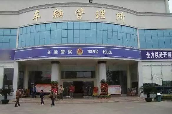 车管所车牌为什么只有4个螺丝,车牌八个孔车管所只给了四个螺丝