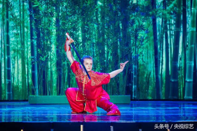 前喀麦隆国青队队员展示花式足球脚法,黄金舞台秒变绿荫场!