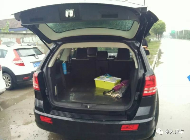 酷威中排可变2座,道奇酷威第三排座椅空间