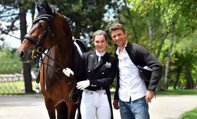 c罗女友秀戒指,c罗女友秀