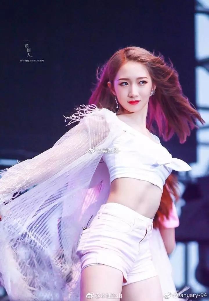 被101小姐姐的颜值折服，可看腿你就吃鲸了！