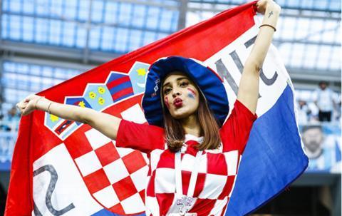 阿根廷女球迷庆祝梅西进球,女球迷支持梅西