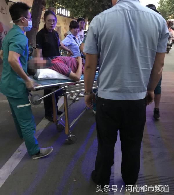 老人路边不慎摔倒路人全程录像,老人摔倒流血不止路人紧急救助