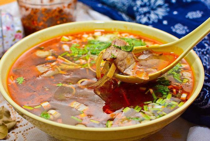 牛肉汤就是用牛肉做成的汤,看是废话的肺腑之言