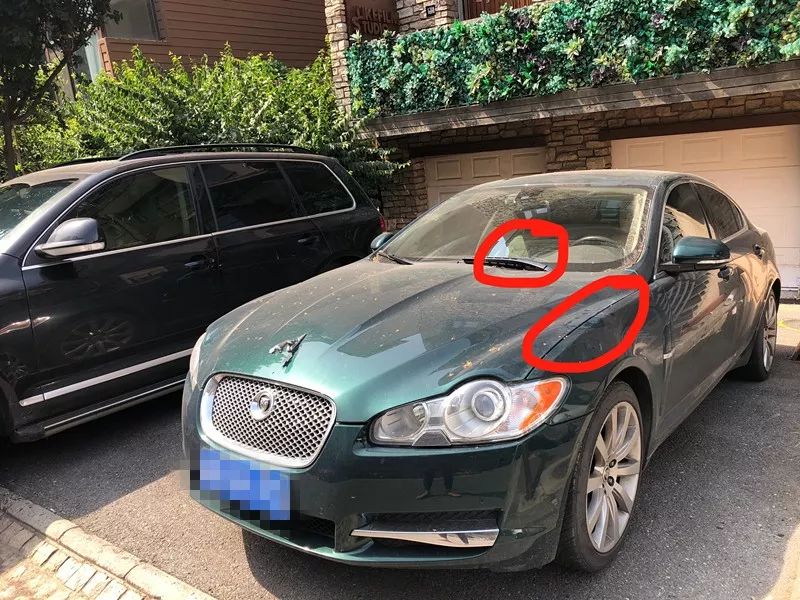 北京一男子在公路上砸车,男子足彩输了钱