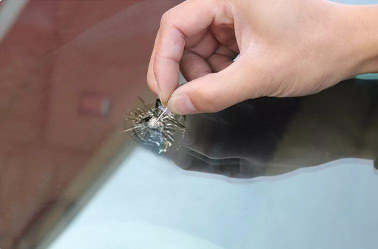 前挡风玻璃裂了30厘米怎么修复,雨刮器把挡风玻璃刮坏了怎样修复