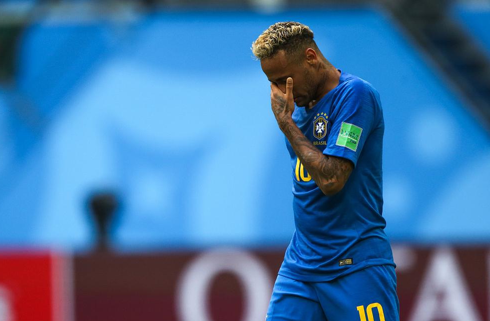 内马尔球袜脚被踢破,巴西国家队内马尔球袜