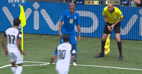 只会内马尔滚？赛后内马尔兴奋脱衣握双臂送飞吻，就差彩虹过人了