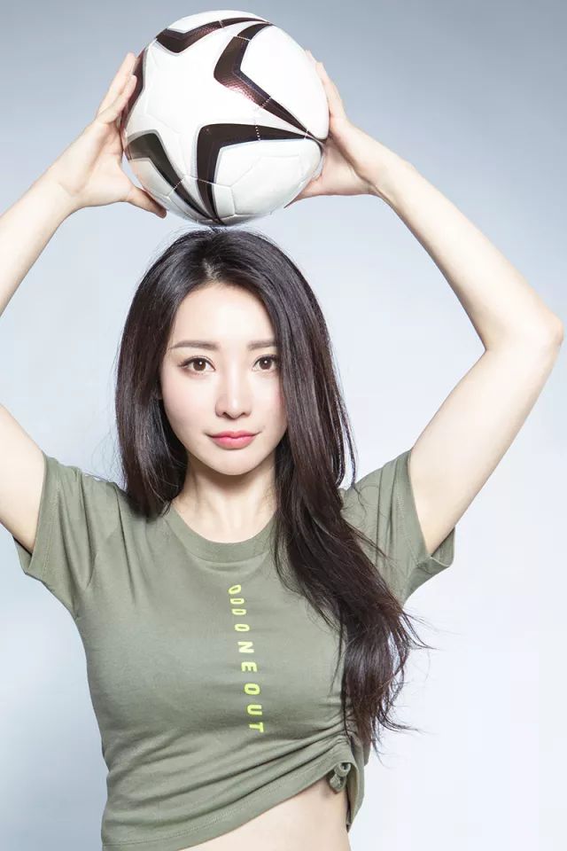 柳岩化身足球宝贝助威世界杯,女神柳岩晒美照