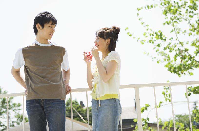 夫妻睡前做四个动作,夫妻学会这五个小动作