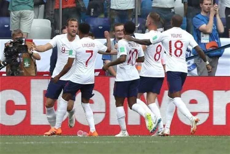 队长袖标戴在右臂的含义,队长袖标戴手臂上