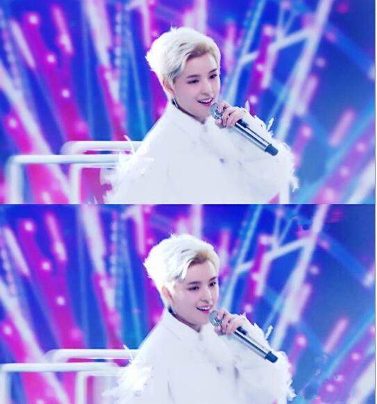 杨芸晴中性风现身,杨芸晴穿羊毛条纹套装