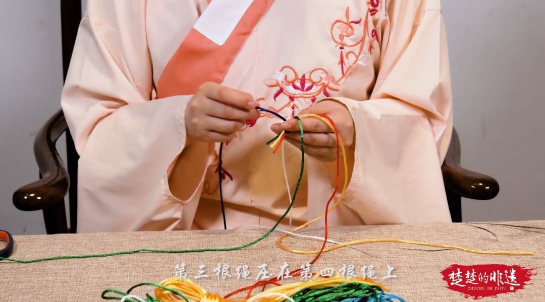 最简单的家常五彩绳,怎么用一根绳子做五彩绳