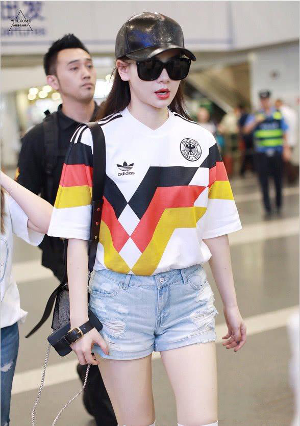 戚薇婴儿肥时期,戚薇足球宝贝