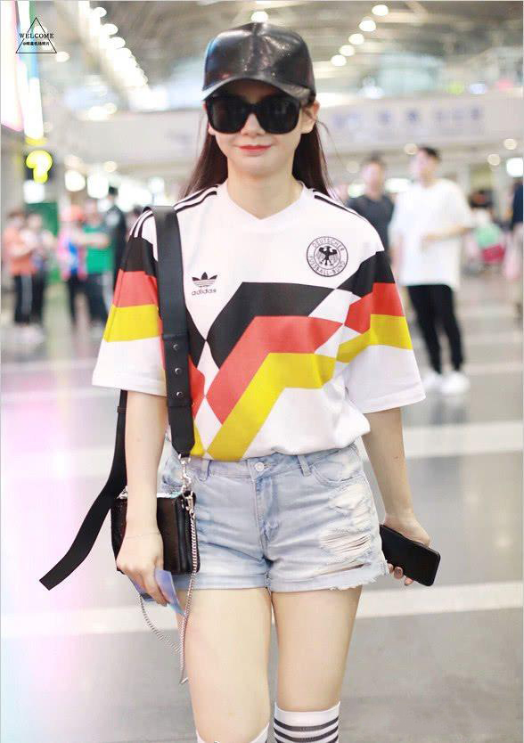 戚薇婴儿肥时期,戚薇足球宝贝