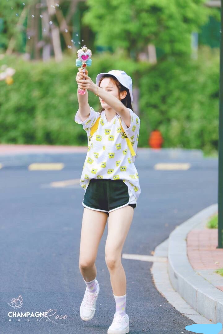 杨超越被扒黑历史，爆料内容网友看完都笑了：这是在替她洗白？