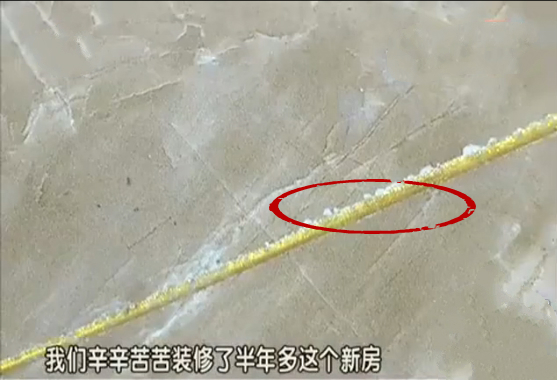 如果工人师傅这样给你家做瓷砖美缝，要么让他重做，要么让他赔钱！