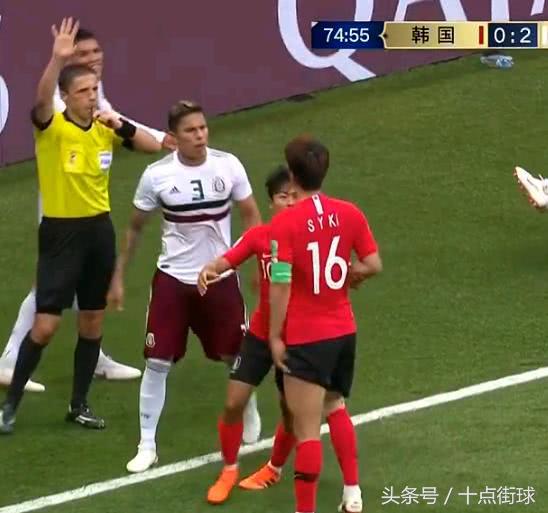 韩国球迷自嘲不忘带上中国男足:踢成这样,还以为是中国队在比赛