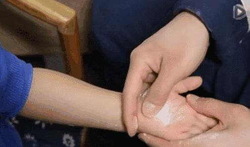 小儿推拿21种手法教程,小儿常见病推拿手法视频