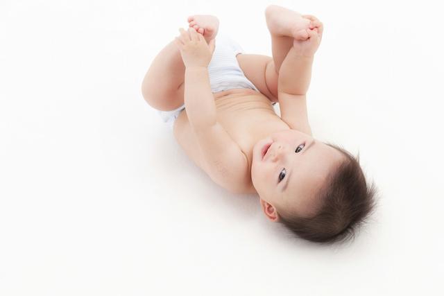 如何判断宝宝腿弯不弯,宝宝腿型弯曲怎么调整