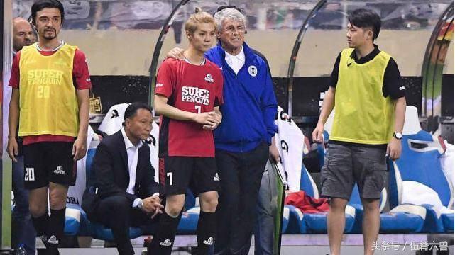 明星们也看世界杯?关晓彤为爱成足球队长,苏醒因梅西把头像变黑