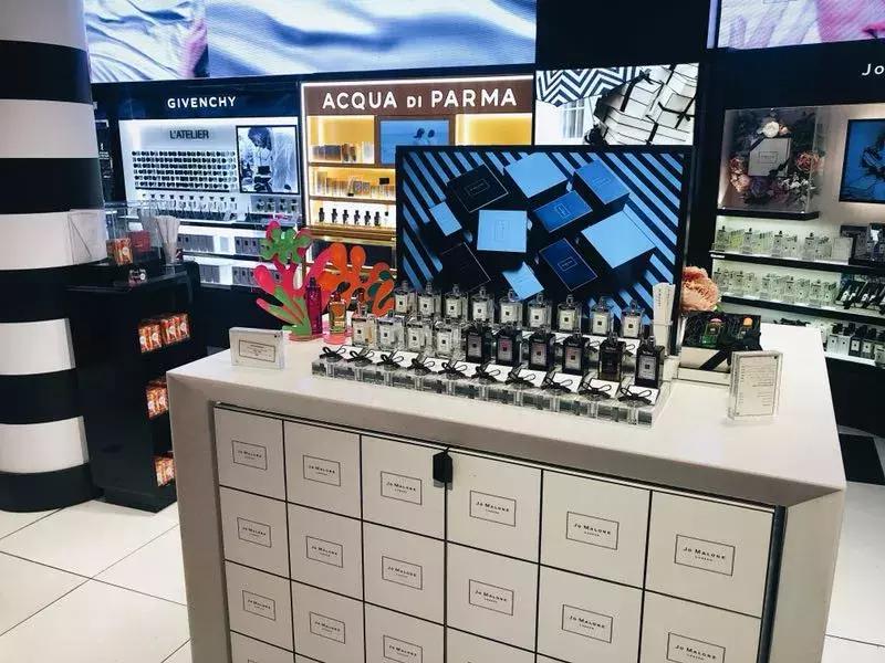 外国女的加油站视频,法国丝芙兰美女