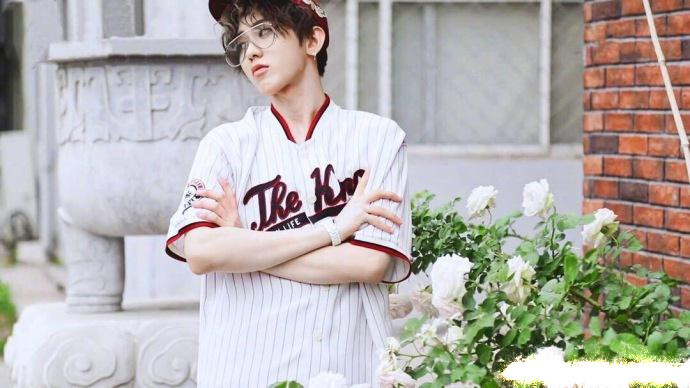 蔡徐坤登杂志封面棒球衣撞衫王俊凯两位运动男孩谁更帅一点？