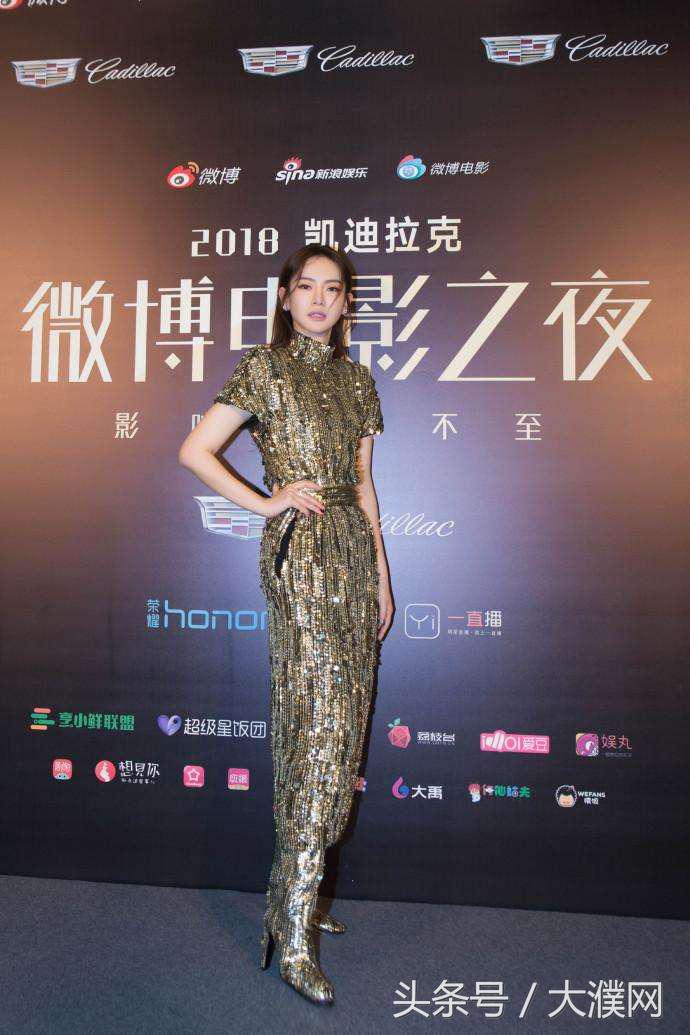 戚薇长筒袜穿搭,戚薇穿长筒袜子的照片