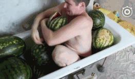 用辣椒酱泡澡24小时,国外小哥用13桶辣椒酱泡澡