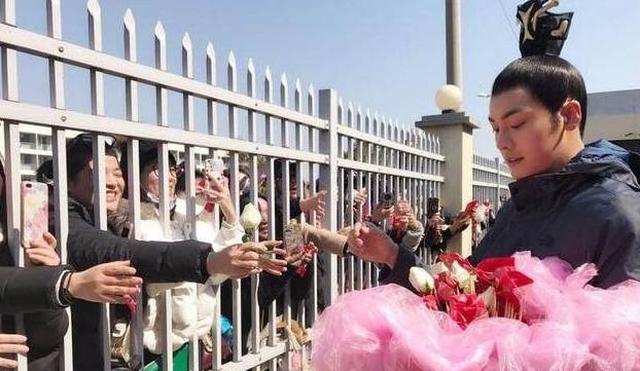 送全套化妆品，写C语言互动……这届明星的宠粉手段也太高了吧