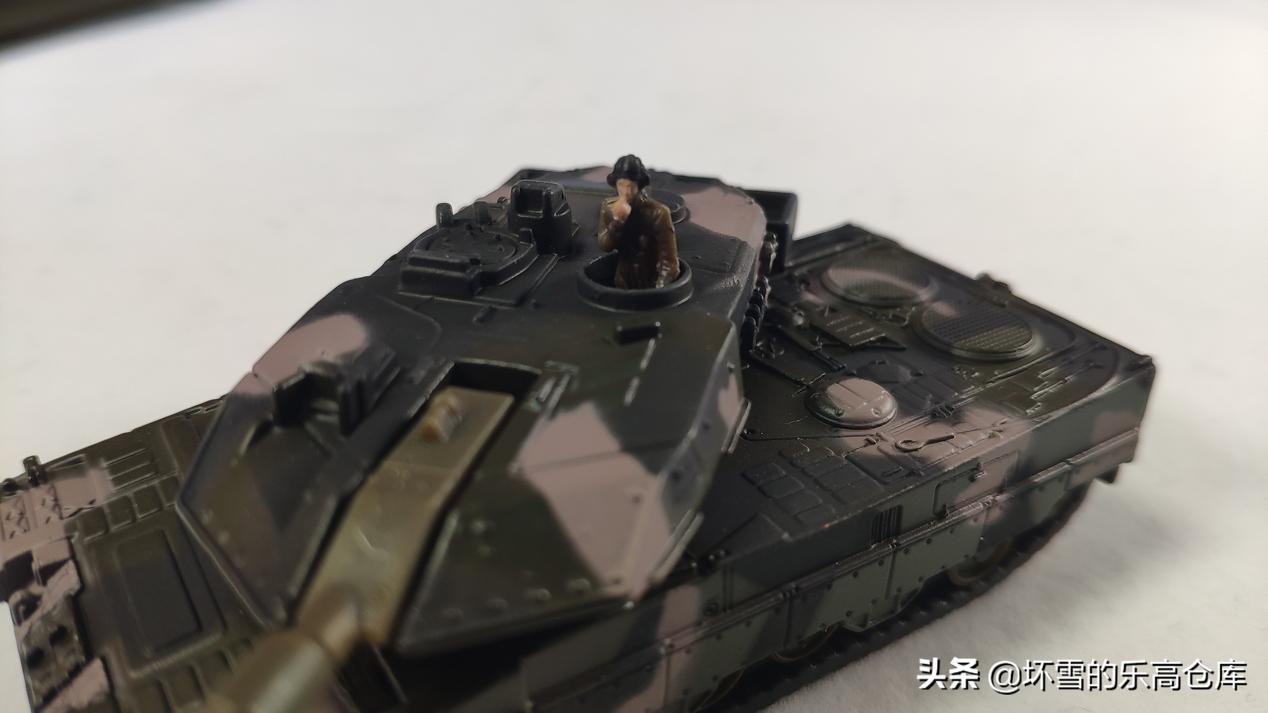 用HO比例车模运输钢铁洪流：SIKU模型豹2坦克运输卡车