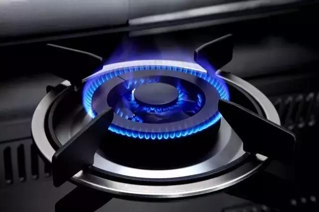 小区着火消防紧急救援有人员被困,商铺起火消防员成功营救被困者