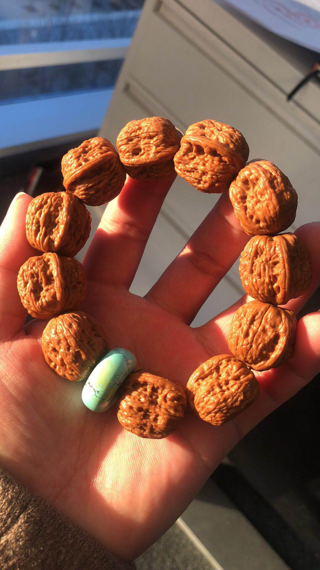 文玩市场淘鬼脸小核桃手串,十棱文玩小核桃手串哪产的