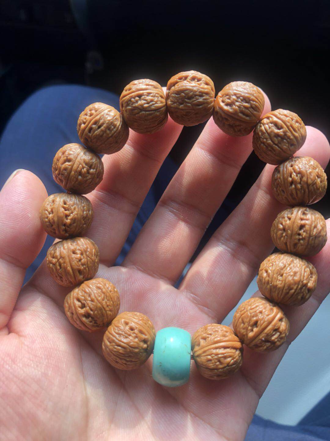文玩市场淘鬼脸小核桃手串,十棱文玩小核桃手串哪产的