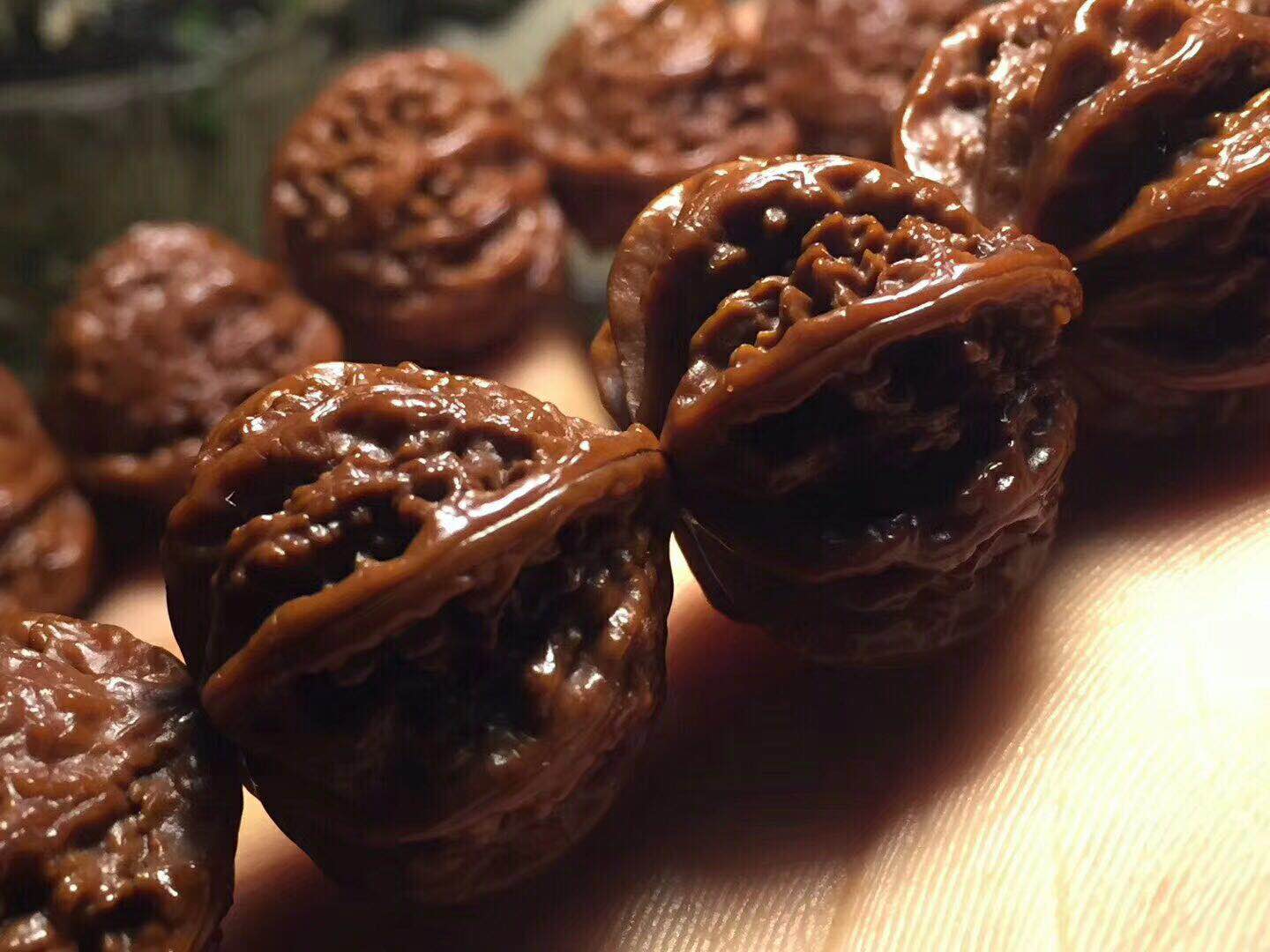 文玩市场淘鬼脸小核桃手串,十棱文玩小核桃手串哪产的