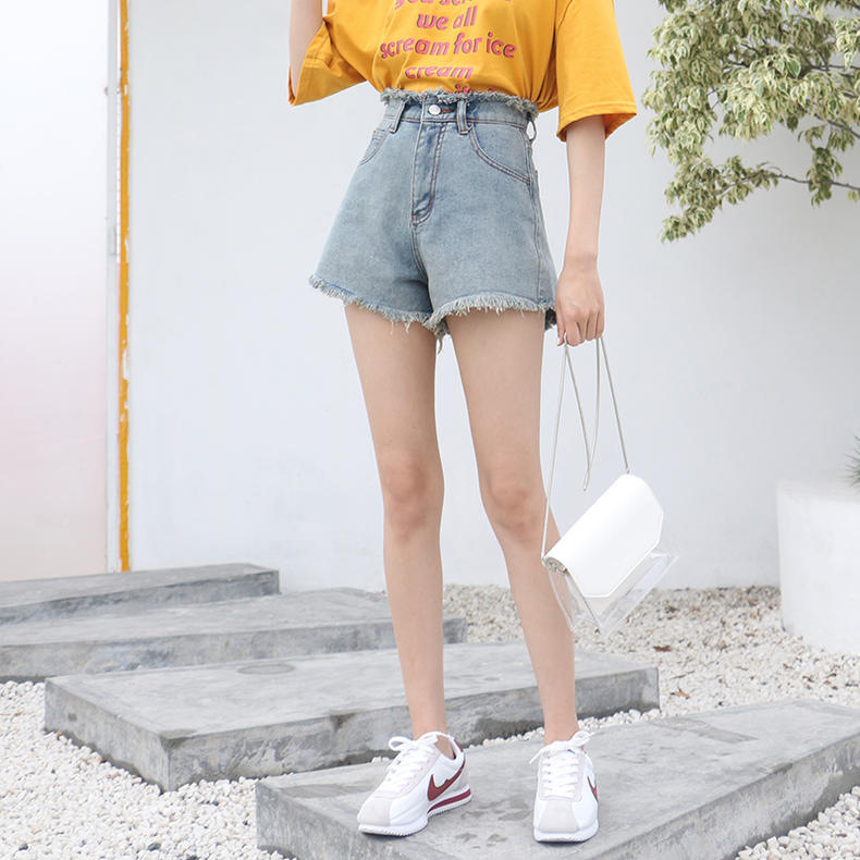 牛仔喇叭裤显腿长,显臀型的牛仔短裤