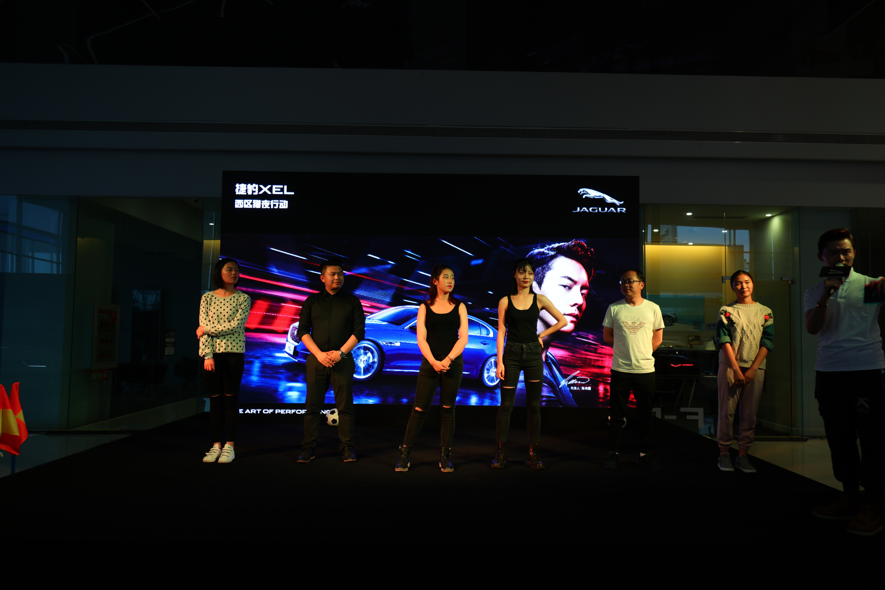 点燃世界杯足球狂欢夜捷豹XEL猎夜行动昆明路捷开启