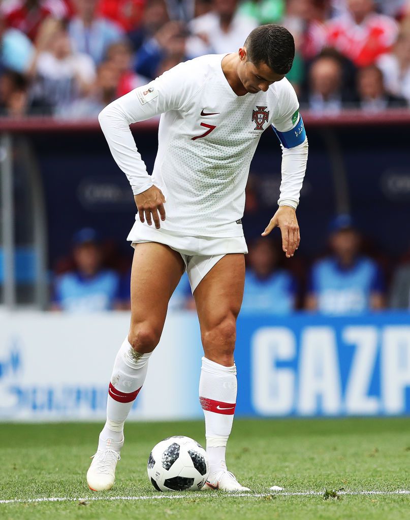 c罗被铲鲁尼出头,c罗被铲球站起来