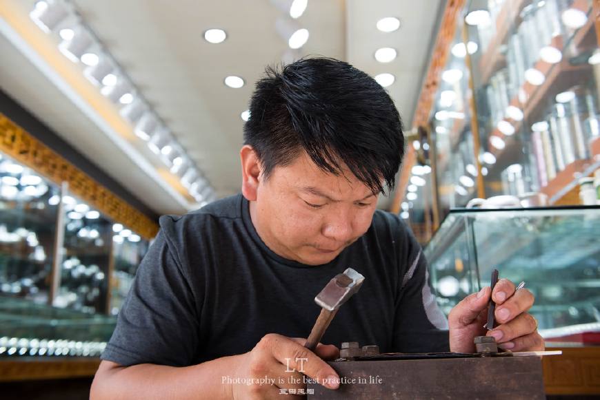 银饰匠人收入,老银匠加工手工银饰