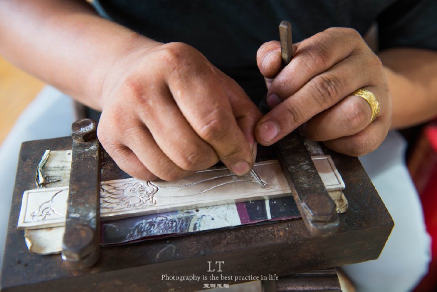 银饰匠人收入,老银匠加工手工银饰