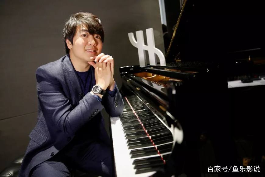 郎朗现身世界杯求偶遇，郎朗瘦了米卢老了，郎朗的坐姿引争议！