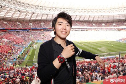 郎朗现身世界杯求偶遇，郎朗瘦了米卢老了，郎朗的坐姿引争议！