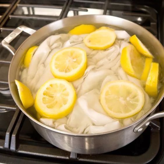 用漂白剂把白色衣服漂黄了怎么办,衣服发黄不要怕用它泡一泡