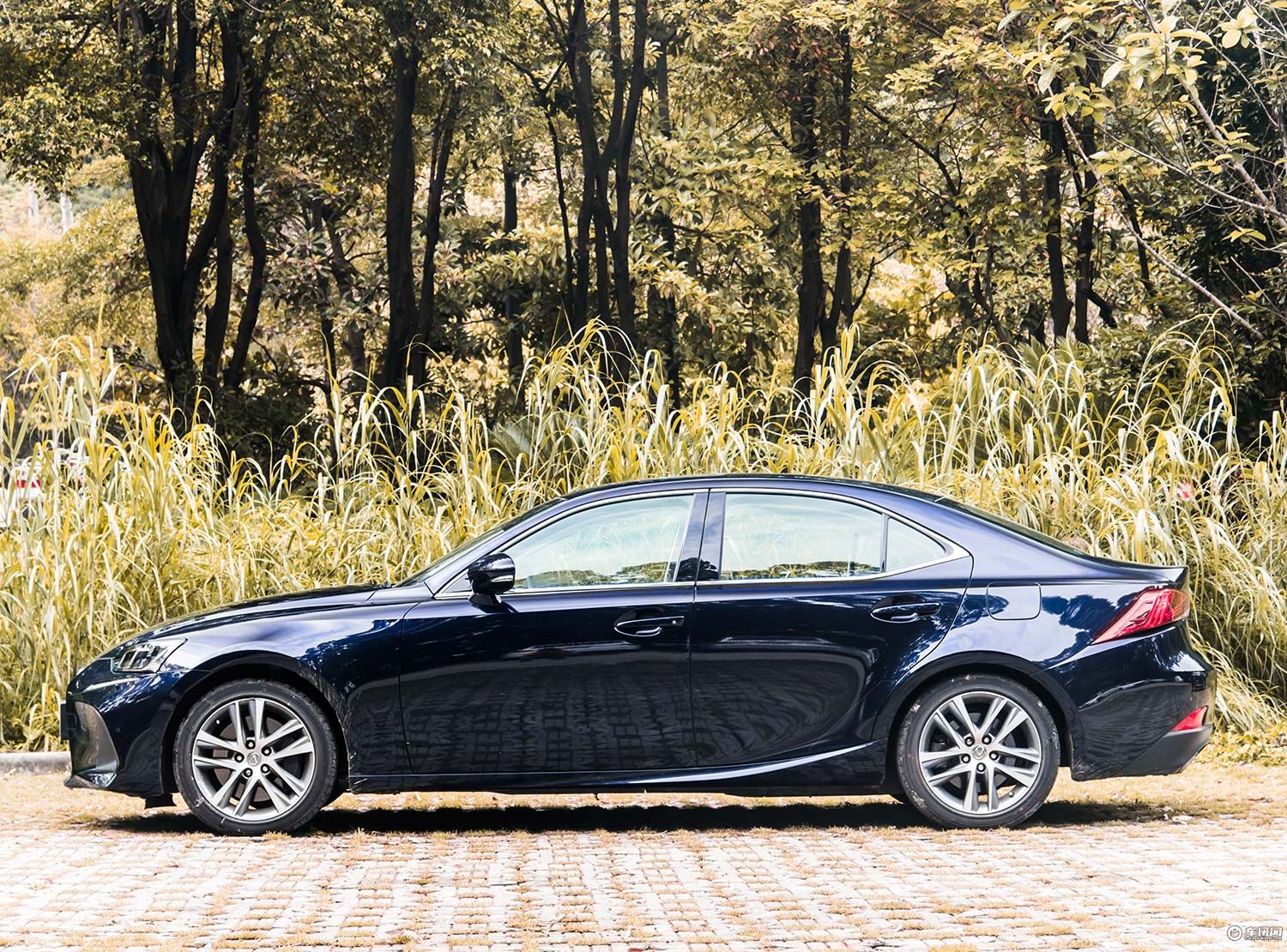 这款高颜值轿车不只男人喜欢女孩看了也瞬间心动实拍雷克萨斯IS