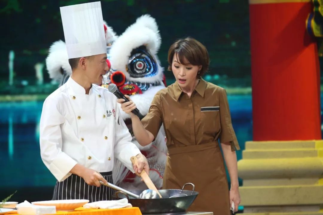 世界杯球员疯抢的那颗足球,踢到了央视的舞台上