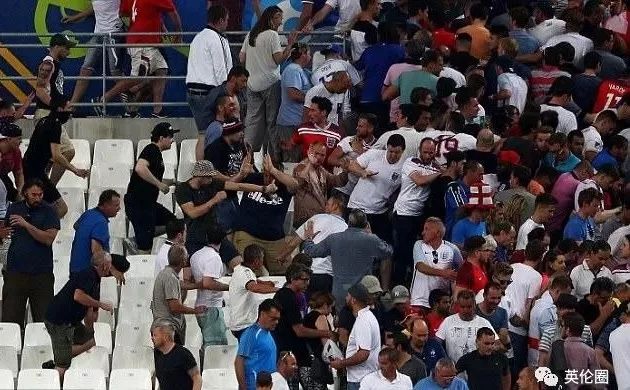 为了蹭世界杯热点，时尚杂志携手潮牌把魔爪伸向了球衣……