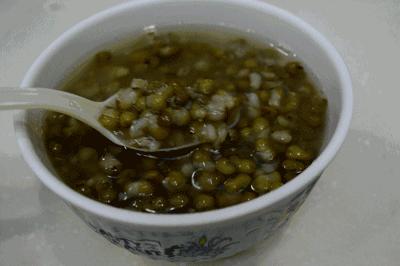 当绿豆汤变成“红豆汤”，营养损失大！学会一招，喝纯正绿豆汤