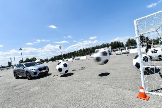 开着SUV踢足球这场球赛WEY何这么新鲜